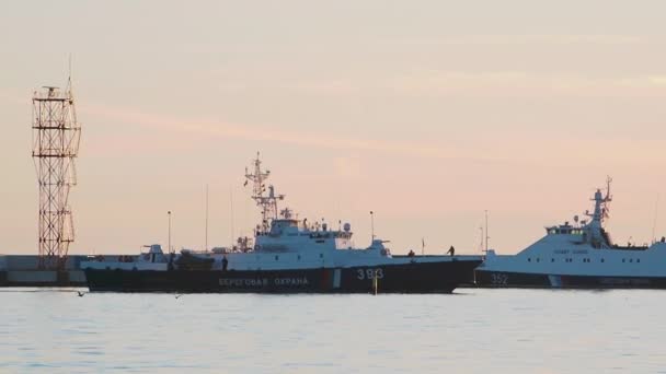 SOCHI, RUSSIA - 2020年3月16日。海岸警卫队的船载有各种导航和定位设备的军舰已全速驶抵港口. — 图库视频影像