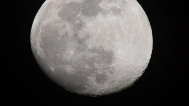 Karanlık gökyüzü ve dolunay ile doğal gece arkaplanı, Dünya uydusu.