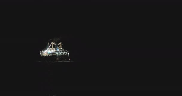 SOCHI, RUSSLAND - 01. März 2020. Die Kreuzfahrtfähre Knjas Vladimir verlässt den Hafen. Erster Tag der Frühlingsschifffahrt. — Stockvideo
