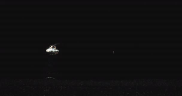 SOCHI, RUSSLAND - 01. März 2020. Die Kreuzfahrtfähre Knjas Vladimir verlässt den Hafen. Erster Tag der Frühlingsschifffahrt. — Stockvideo