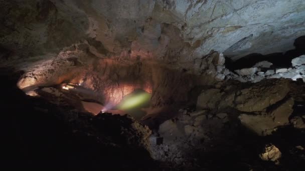 Pareti illuminate della grotta di New Athos. Novoafonskaya, Novy Afon o New Afon Cave. Abcasia. — Video Stock