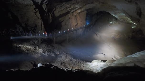 NEW ATOS, ABKHAZIA - 09 Mart 2020. Turistler Yeni Athos mağarasında yürürler. Novoafonskaya, Novy Afon veya New Afon Mağarası. — Stok video