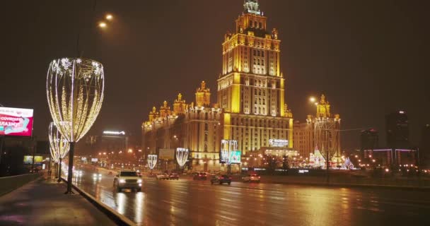 MOSCOW, RUSSIA - Januari 08, 2021. Pemandangan malam di Hotel Ukraina, Koleksi Radisson dan Prospekt Kutuzovsky. — Stok Video