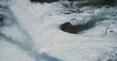 Karst kökenli mavi göl Bzyb Nehri 'nin sağ kıyısında. Abhazya 'nın simgesi.