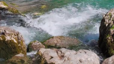 Karst kökenli mavi göl Bzyb Nehri 'nin sağ kıyısında. Abhazya 'nın simgesi.
