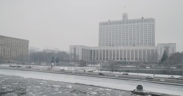 MOSCOW, Oroszország - 2021. január 30. Autók megy át Fehér Ház vagy az Orosz Föderáció Kormányzati Háza. — Stock videók