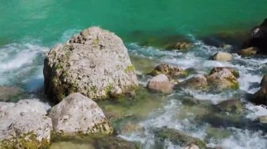 Karst kökenli mavi göl Bzyb Nehri 'nin sağ kıyısında. Abhazya 'nın simgesi.