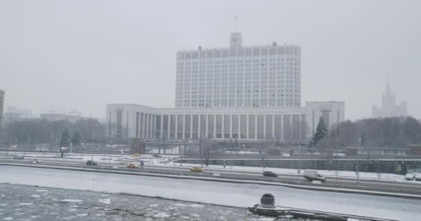 MOSCOW, RUSSIA - 30 stycznia 2021 r. Samochody przejść Biały Dom lub Dom Rządu Federacji Rosyjskiej. — Wideo stockowe