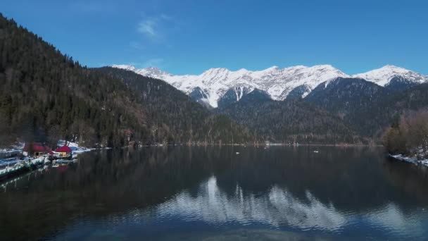 Timelapse de movendo lanchas no lago Ritsa, na Abcásia. Marco famoso entre o radge da montanha. — Vídeo de Stock