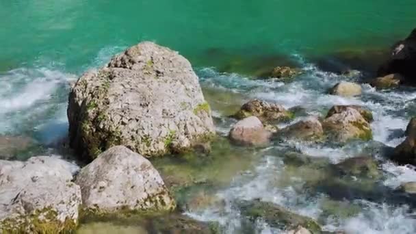 Bzyb河右岸的蓝色喀斯特湖。阿布哈兹的地标. — 图库视频影像