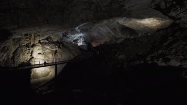 NEW ATOS, ABKHAZIA - 09 Mart 2020. Turistler Yeni Athos mağarasında yürürler. Novoafonskaya, Novy Afon veya New Afon Mağarası.
