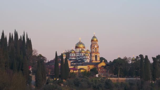 Vista panoramica sul Monastero di New Athos al tramonto. Abcasia. — Video Stock
