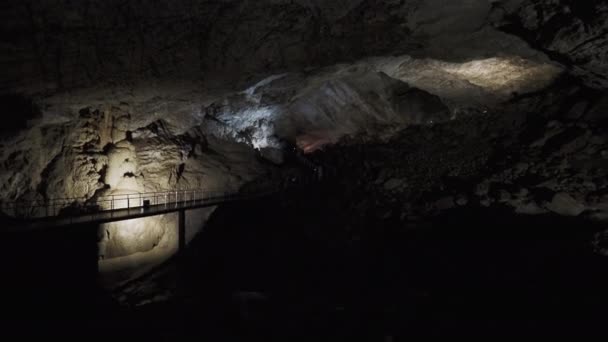 NEW ATOS, ABKHAZIA - 09 Mart 2020. Turistler Yeni Athos mağarasında yürürler. Novoafonskaya, Novy Afon veya New Afon Mağarası. — Stok video