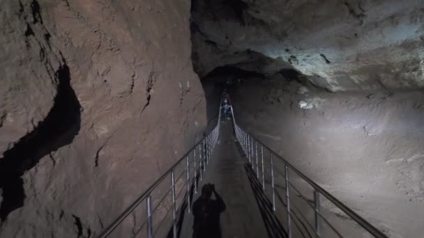 NUEVOS ATHOS, ABKHAZIA - 09 de marzo de 2020. Los turistas caminan en la cueva de New Athos. Novoafonskaya, Novy Afon o Nueva Cueva Afon. — Vídeo de stock