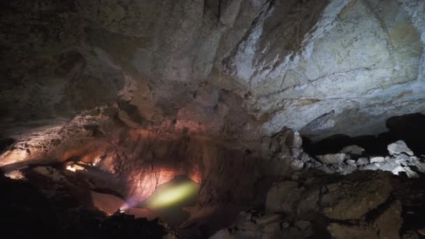 Murallas iluminadas de la cueva de New Athos. Novoafonskaya, Novy Afon o Nueva Cueva Afon. Abjasia. — Vídeo de stock