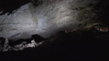 Yeni Athos mağarasının aydınlık duvarları. Novoafonskaya, Novy Afon veya New Afon Mağarası. Abhazya.