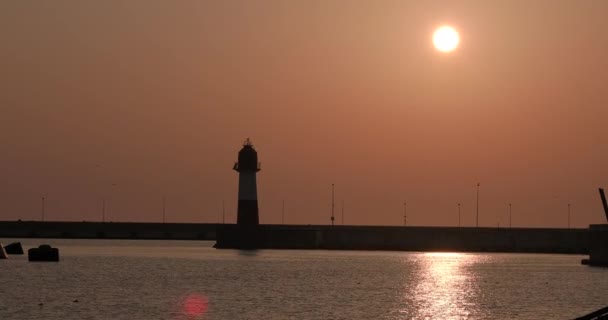 Silhouette du phare sur fond magnifique coucher de soleil. Port de Sotchi, Russie. — Video
