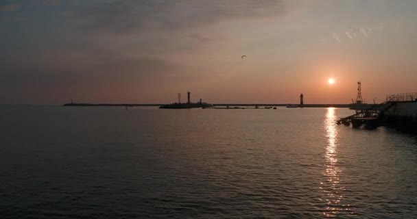 Silhouet van vuurtoren op prachtige zonsondergang achtergrond. Haven van Sochi, Rusland. — Stockvideo