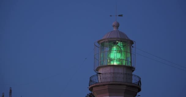 SOCHI, Ryssland - 03 mars 2020. Fyr- och navigationsutrustning i hamn. Grönt ljus på natten. — Stockvideo