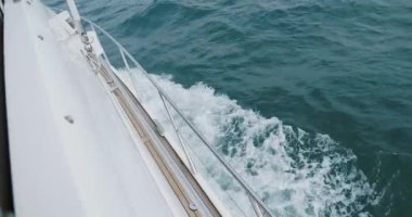 Hareket halindeki yatın güvertesinde köpük dalgaları. Turkuaz deniz. Okyanus gezisi. Gemiyle seyahat et. Su taşımacılığı.