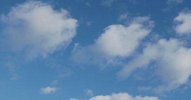 Bulutlu mavi gökyüzünün alt manzarası. Güneşli bir günde bulutlu bir hava..