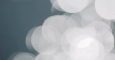 Bulanık güneş ışınları deniz yüzeyinde parlıyor. Odaklanamayan parlak güneş yansıması.