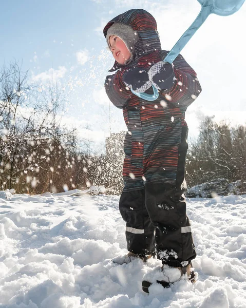 Малыш Делает Снегопад Своей Игрушечной Лопатой Ребенок Играет Снегом Отдых — стоковое фото