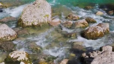 Karst kökenli mavi göl Bzyb Nehri 'nin sağ kıyısında. Abhazya 'nın simgesi.