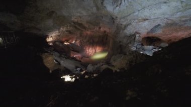 Yeni Athos mağarasının aydınlık duvarları. Novoafonskaya, Novy Afon veya New Afon Mağarası. Abhazya.