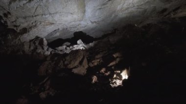 Yeni Athos mağarasının aydınlık duvarları. Novoafonskaya, Novy Afon veya New Afon Mağarası. Abhazya.