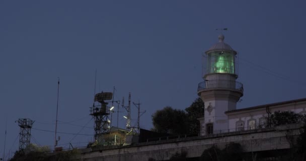 SOCHI, RUSSIA - 03 marca 2020 r. Latarnia morska i sprzęt nawigacyjny w porcie. Zielone światło w nocy. — Wideo stockowe