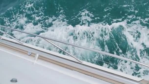 Ondas de espuma por la borda del yate en movimiento. Mar turquesa. Crucero oceánico. Viaje en barco. Transporte marítimo. — Vídeos de Stock