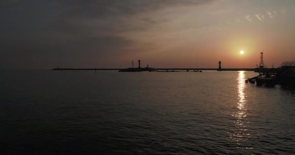 Silhuett av fyr på vacker solnedgång bakgrund. Sochis hamn, Ryssland. — Stockvideo