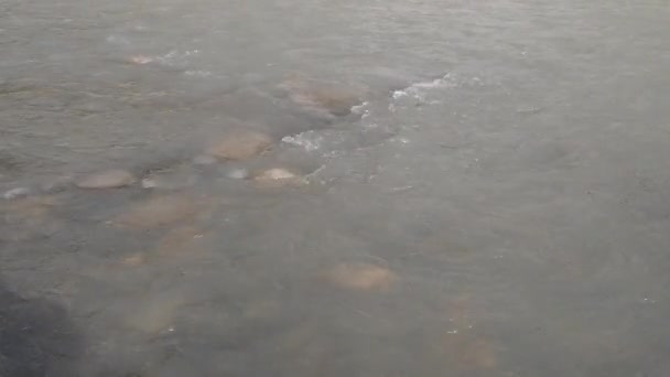 Schaumwellen auf der Wasseroberfläche. Der Fluss Sotschi fließt von den Bergen durch die Stadt. Sotschi, Russland. — Stockvideo