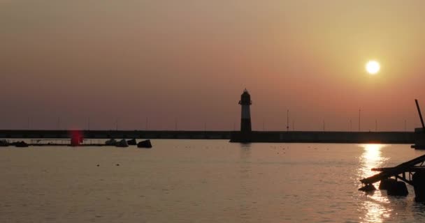 Silueta de faro sobre magnífico fondo de atardecer. Puerto de Sochi, Rusia. — Vídeos de Stock