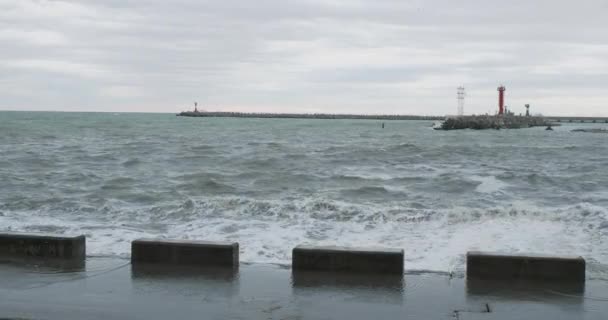 A Fekete-tenger viharos hullámai a szocsi kikötő közelében. Habzó hullámok. Oroszország. — Stock videók