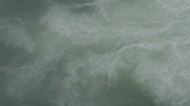 Su yüzeyinde köpük dalgaları. Dağlardan şehre akan Soçi nehri deresi. Soçi, Rusya.