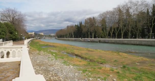 SOCHI, RUSSIA - 03 marzo 2020. Il fiume Sochi scorre dalle montagne attraverso la città nel Mar Nero. argini lungomare. — Video Stock