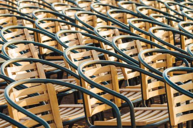 Tahta sandalyeler. İnsansız dışkılar. Konsept fotoğraf - izleyici yokluğu.