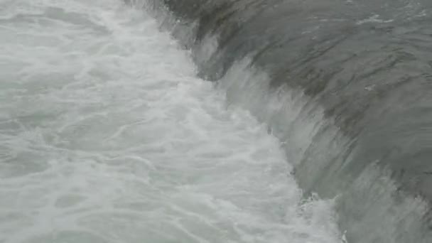 Vlny pěny na vodní hladině. Potok řeky Soči tekoucí z hor přes město. Soči, Rusko. — Stock video