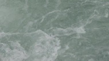 Su yüzeyinde köpük dalgaları. Dağlardan şehre akan Soçi nehri deresi. Soçi, Rusya.