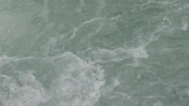 水面の泡波。山から街を流れるソチ川の流れ。ソチロシア. — ストック動画