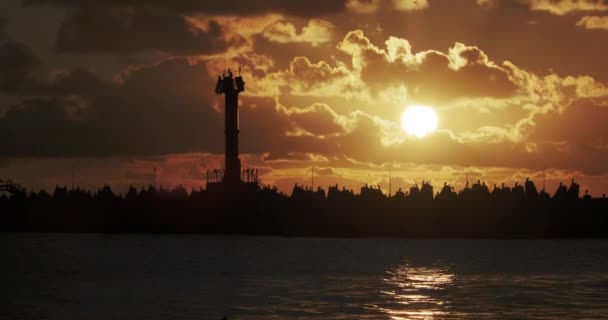 Las gaviotas y los cormoranes se sientan en el rompeolas. Faro sobre magnífico fondo de atardecer. Puerto de Sochi, Rusia. — Vídeos de Stock