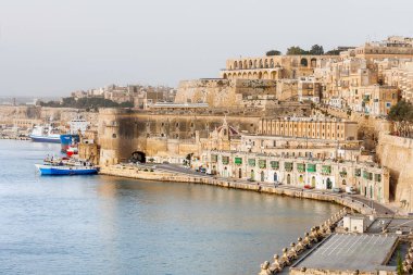 Valletta Panoraması, St. Barbara Bastion ve Laskaris Kalesi sisli sabahın erken saatlerinde. Malta 'nın başkentinde Akdeniz kıyısındaki mimari anıtlar.