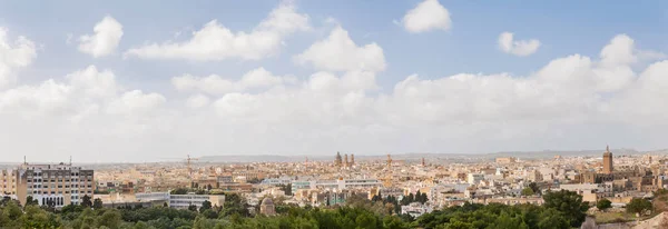 马耳他首都瓦莱塔的全景 在阳光明媚的日子 城市景观 古建筑 教堂圆顶 建筑起重机 — 图库照片