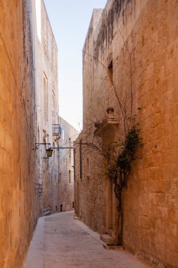 Eski moda fenerleri ve balkonları olan binalar. Mdina, Malta 'da eski dar bir cadde..