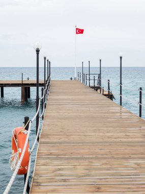 Turuncu can simidi ve Türkiye bayrağıyla terk edilmiş duba. Coronavirus COVID19 karantina ve seyahat tabusu yüzünden boş otel ve pansiyonlar. Turizm yasağının sonuçları.