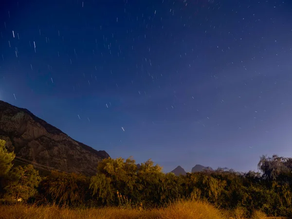 Traces Étoiles Déplaçant Dans Ciel Nocturne Sur Les Montagnes Beldibi — Photo