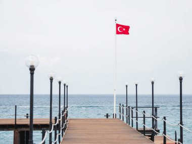 Turuncu can simidi ve Türkiye bayrağıyla terk edilmiş duba. Coronavirus COVID19 karantina ve seyahat tabusu yüzünden boş otel ve pansiyonlar. Turizm yasağının sonuçları.