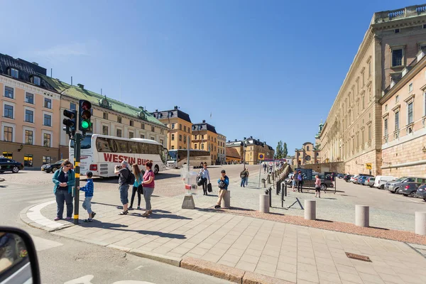 Stockholm Suécia Julho 2017 Turistas Caminham Perto Palácio Real Rua — Fotografia de Stock